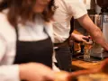 Barista preparando café, parte del proceso de seleccion personal hosteleria.