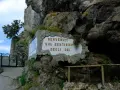 Benvenuti sul Sentiero degli Dei. Un cartello accoglie i visitatori all'inizio del percorso, incastonato nella roccia.