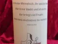 Der Text auf der Kerze zitiert Johannes 15,5: "Ich bin der Weinstock, ihr seid die Rebe. Wer in mir bleibt und ich in ihm, der bringt viel Frucht; denn ohne mich könnt ihr nichts tun.