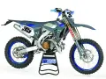 Moto a due tempi da cross, numero 35, con cerchi blu e forcella KYB.