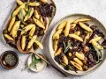 Schupfnudeln mit Rotkohl und Kastanien, garniert mit Salbei. Ein herzhaftes Gericht, das zum Genießen einlädt.
