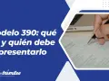 Entérate qué es el modelo 390 y quién debe presentarlo. Mano con bolígrafo marcando casillas en un formulario.