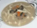 Zupa pieczarkowa z makaronem, przepis babci. Aromatyczna, z kawałkami pieczarek i marchewki, podana z makaronem.