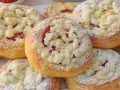 Pyszne ciasto drożdżowe z owocami, posypane cukrem pudrem i kruszonką. Idealne na deser lub śniadanie.
