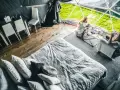 Dwie kobiety relaksują się w luksusowym namiocie. Przytulne wnętrze z wygodnym łóżkiem i stolikiem kawowym, idealne na camping w Zakopanem.