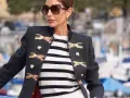 Elegancka kobieta w okularach przeciwsłonecznych i marynarce z motywem gepardów, w stylu francuskim.