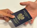 Przekazanie polskiego paszportu. Pokazuje, ile ważny jest paszport dla podróżujących.