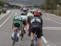 Sportowiec podnosi sztangę, obok pracownik antydopingowy w bluzie z napisem "Dział Śledczy".