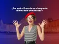 Joven con boina roja y gafas, sorprendida ante el Louvre. El texto pregunta sobre el origen del francés y su demanda.