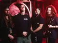 Les membres de Pantera posent ensemble, prêts à faire trembler les murs avec leur musique.