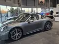 Szary Porsche 911 Targa GTS w salonie. Sprawdź porsche 911 cena i dostępne modele.