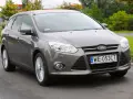 Szary Ford Focus MK3 w ruchu. Wiele osób chwali ten model za komfort i prowadzenie, co potwierdzają liczne ford focus mk3 opinie.