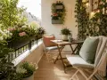 Un angolo relax con fiori colorati, un tavolino e sedie, perfetto per ispirare idee balconi arredati con stile e natura.