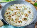 Cremige Champignon Rahmsauce in einer Pfanne, garniert mit frischer Petersilie. Ein köstliches Gericht, das zum Genießen einlädt.