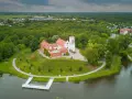 Zamek w Gostyninie, otoczony zielenią Gostynińskiego Parku Krajobrazowego, wznosi się nad jeziorem.