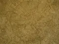 Bas-relief circulaire du zodiaque de Dendérah, représentant des figures mythologiques et des constellations dans un style égyptien ancien.