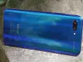 Błękitne etui na telefon Honor 10 z połyskującym gradientem i podwójnym aparatem.