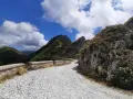 Strade panoramiche Liguria in moto: un percorso tortuoso tra montagne verdi e cielo azzurro, ideale per un'avventura su due ruote.