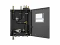 Wnętrze otwartej szafki z systemem rur, pompą, manometrem i zaworami. To zaawansowany hydrobox, gotowy do instalacji.