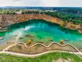 Turkusowe jezioro w kamieniołomie, drewniana kładka i altanka. Jedno z 7 najpiękniejszych miejsc w Polsce.