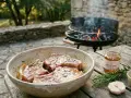 Côtes de porc marinées, prêtes pour le barbecue. Un pot de miel artisanal, du romarin et de l'ail complètent la scène.