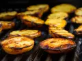 Patate alla griglia dorate e succulente, con segni di cottura perfetti, pronte per essere gustate.
