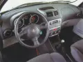 Wnętrze Alfa Romeo 147 1.9 JTD: kierownica, deska rozdzielcza z radiem i nawiewami, dźwignia zmiany biegów.