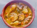 Pollo dorado en salsa amarilla con zanahorias y laurel. ¡La mejor receta de pollo en salsa para disfrutar!