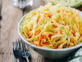 Surówka z białej kapusty jak z restauracji? Poznaj złoty przepis!