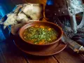 Miska zupy, chleb i hełm wikinga. Taka była viking dieta wojownika.