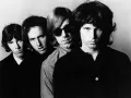 Czterech członków zespołu The Doors pozuje do zdjęcia.
