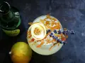 Erfrischender Drink mit Zitronenzeste, Karamell und Lavendel. Die bergamotte verwendung in Cocktails ist ein Genuss.