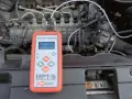 Tester ciśnienia common rail podłączony do silnika. Urządzenie RPT-5 pokazuje odczyt 42.5 MPa.