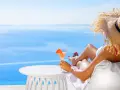 Kobieta w słomkowym kapeluszu relaksuje się z drinkiem przy basenie z widokiem na morze. To idealny, all-inclusive wypoczynek.