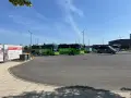Zielona flota Flixbus na parkingu. Może ktoś właśnie planuje flixbus zwrot biletu, widząc te autokary.