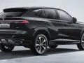 Czarne MG HS PHEV, czyli plug-in hybrid, to nowoczesny SUV. Zastanawiasz się phev co to? To samochód łączący silnik spalinowy z elektrycznym.