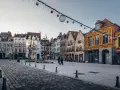 La Place du Théâtre à Lille, ornée de décorations de Noël, révèle les plus belles rues du Vieux-Lille avec ses façades colorées et pavées.