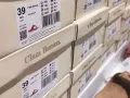 Pudełka z obuwiem Clara Barson. To marka oferująca stylowe i wygodne buty, dostępne online.