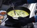 Kociołek z aromatycznym curry, gotowy do podania. To idealny kociołek przepis na letnie wieczory.