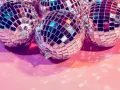 Impreza lat 70: Dekoracje Disco, Flower Power i DIY. Zrób to!