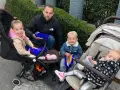 Familie genießt Snacks, um Disneyland Paris Essen mitzunehmen. Kinder in Kinderwagen und Vater mit Boxen.