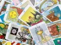 Rozłożone karty tarota, w tym Sąd Ostateczny. Co on myśli? Jasne słońce, rycerz na koniu, kobieta z pucharem.