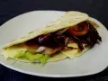 Pyszna piadina z szynką, serem, pomidorem i cykorią. Idealny przepis na szybki lunch!