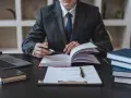 Jak zostać prawnikiem bez studiów? Odkryj alternatywne ścieżki kariery
