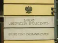 Tablica z napisem "Zakład Ubezpieczeń Społecznych" i godłem Polski.