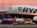 Samolot Ryanair startuje. Zastanawiasz się, ile kosztuje duży bagaż Ryanair? Sprawdź ceny przed podróżą!