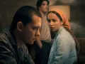 Trójka młodych ludzi wpatruje się w coś poza kadrem. Czy to scena z jednego z popularnych seriali Netflix?