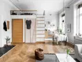Smart compact living med loftssäng, kök och matplats. Enkla linjer och ljusa färger skapar rymd.