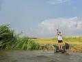 Wędkarz zmagający się z wiatrem, z napiętą wędką, gotowy do rzutu feederem do dalekich rzutów.