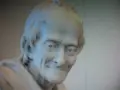 Buste en marbre d'un homme au sourire énigmatique, œuvre de Jean-Antoine Houdon.